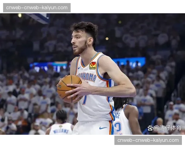 特写：最后一攻失误，切特·霍姆格伦在替补席掩面沉思