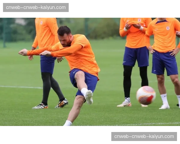 特写瞬间:后卫飞身堵枪眼,用身体封堵对手禁区外爆射